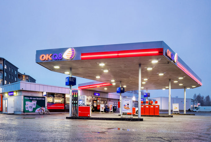 Ett fotografi av en bemannad OKQ8 station på Teg i Umeå en höstkväll